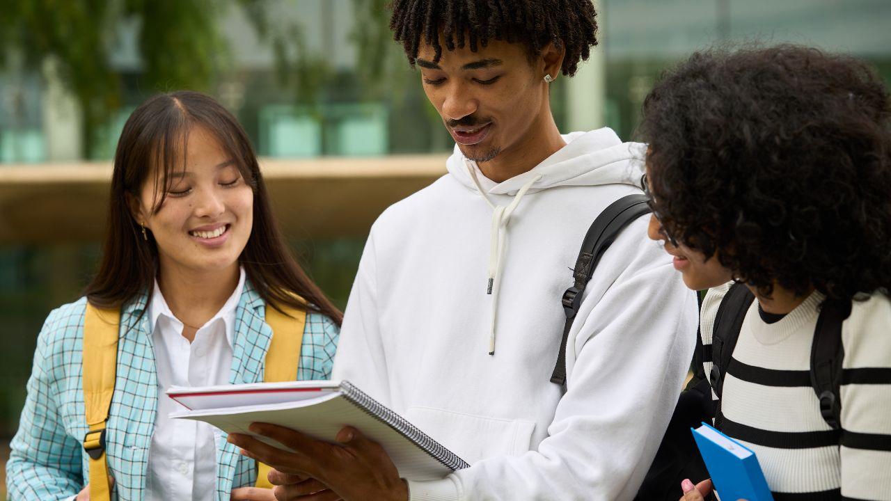 Mahasiswa Dan Literasi Digital: Menguatkan Pendidikan, Etika, Dan Kesehatan Di Era Informasi