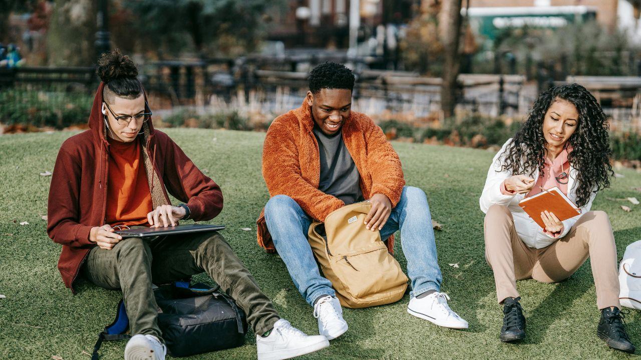 Mahasiswa Dan Adaptasi Lingkungan Kampus: Menyelaraskan Pendidikan, Pergaulan, Dan Kesehatan