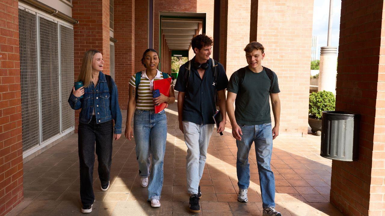 Mahasiswa Dan Peran Teknologi Dalam Kehidupan Akademik Sehari-hari