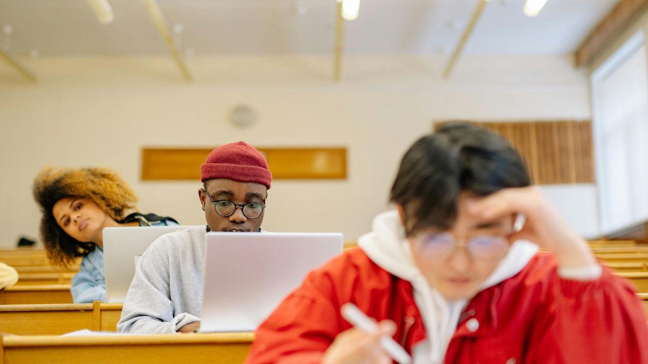 Mahasiswa Dan Tantangan Menjaga Keseimbangan Antara Akademik Dan Kehidupan Pribadi