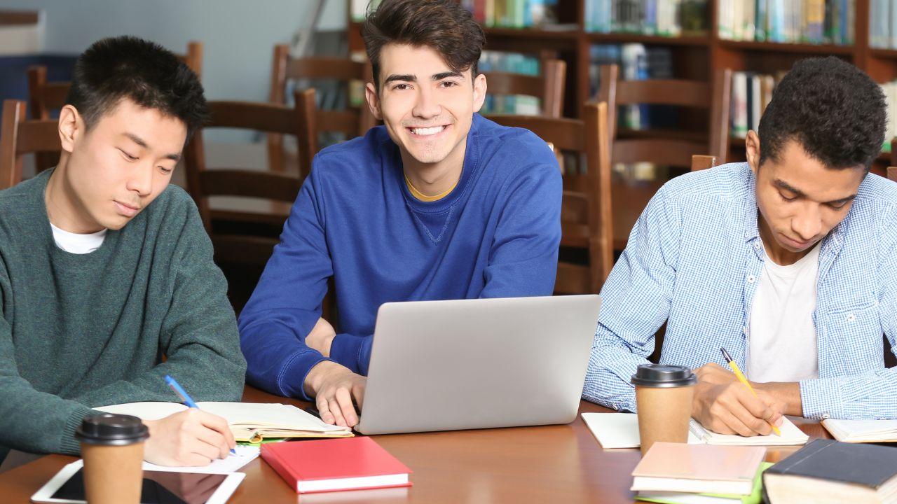 Mahasiswa Dan Tantangan Beradaptasi Dengan Lingkungan Kampus Yang Beragam