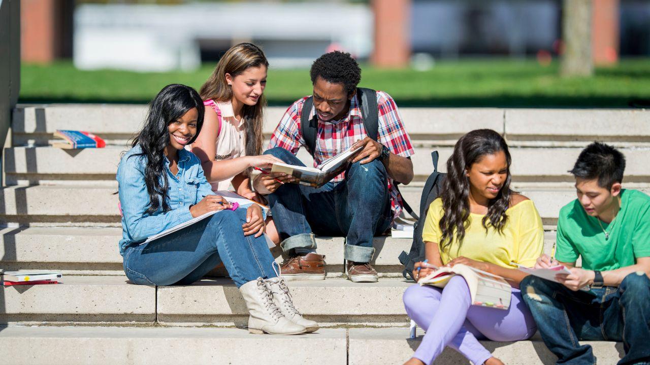 Peran Dosen Dalam Membentuk Karakter Dan Etika Mahasiswa Indonesia