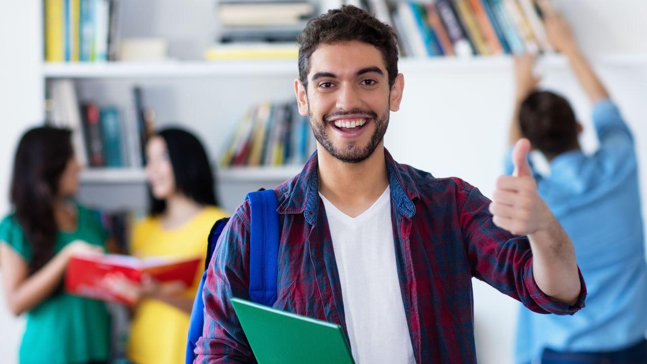 Mahasiswa Indonesia Dan Tantangan Menjaga Keseimbangan Akademik Dan Kehidupan Sosial