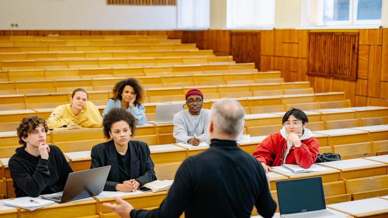 Mahasiswa Indonesia Dan Peran Dosen Sebagai Pembimbing Akademik Dan Karakter