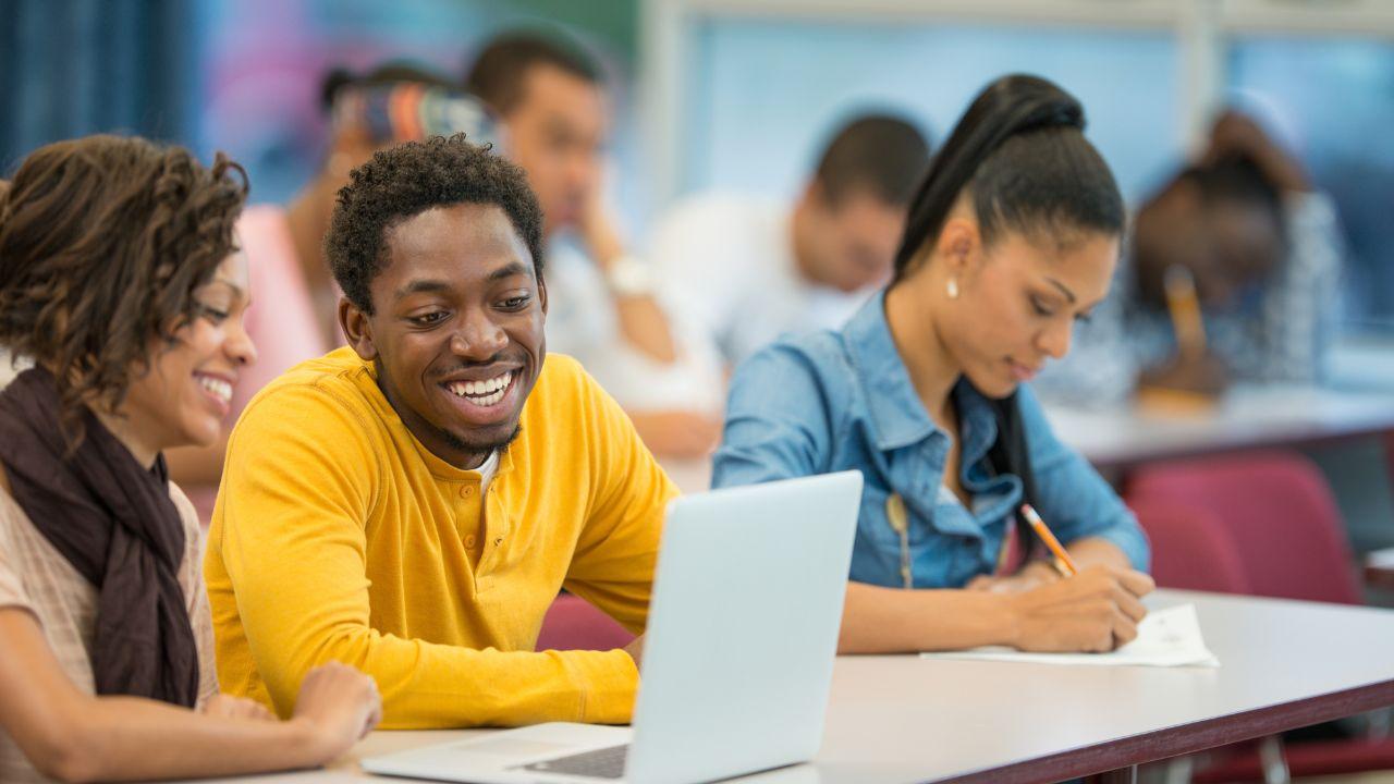 Mahasiswa Indonesia Di Era Digital: Tantangan Literasi, Etika, Dan Kesehatan Mental