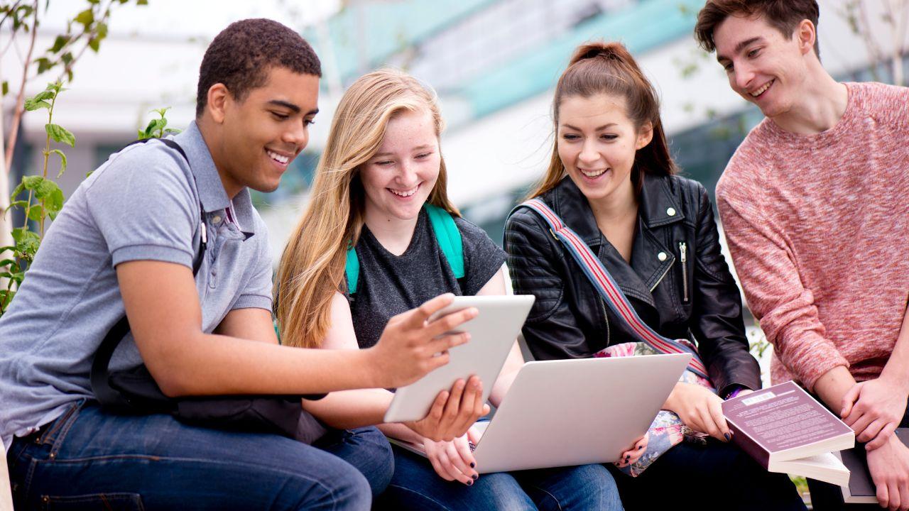 Kehidupan Organisasi Mahasiswa Sebagai Sarana Pembelajaran Sosial Dan Kepemimpinan