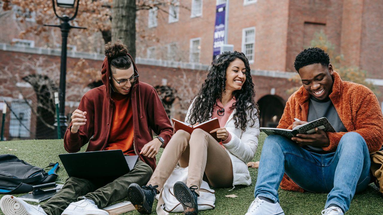 Peran Dosen Sebagai Pembimbing Akademik Dan Pengembang Potensi Mahasiswa