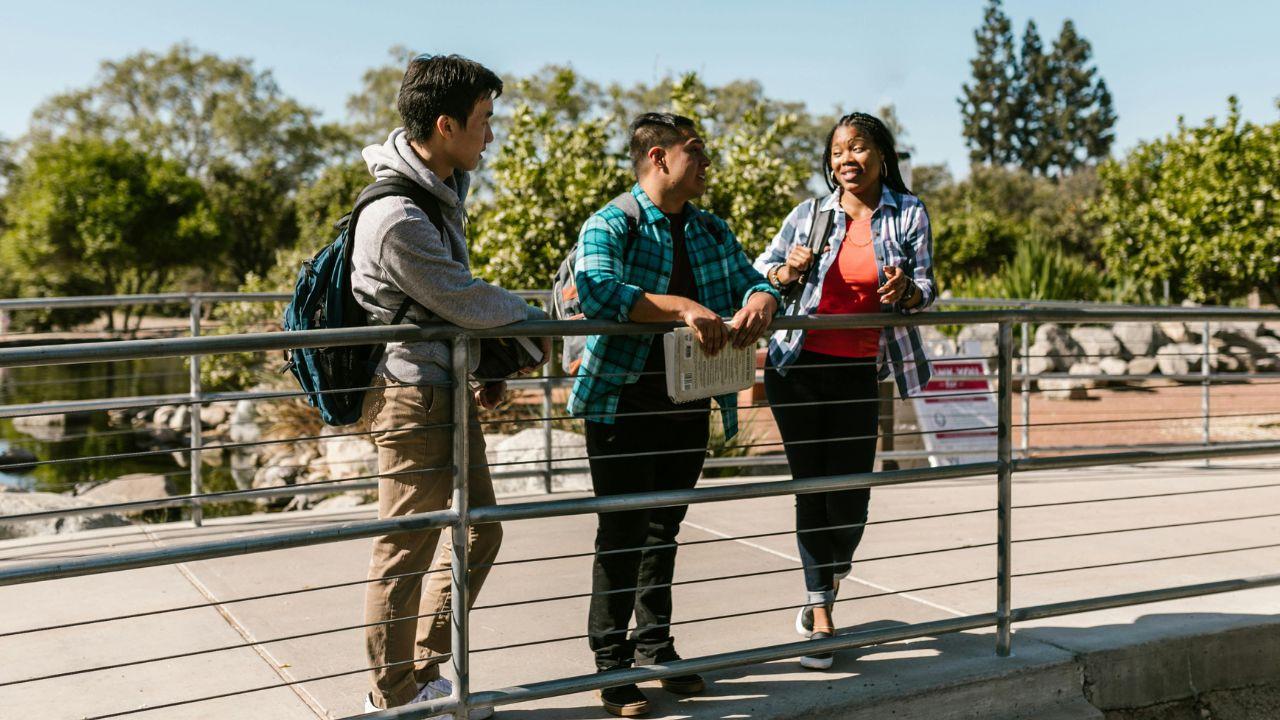 Menyiapkan Mahasiswa Menghadapi Dunia Kerja Melalui Pendidikan Tinggi