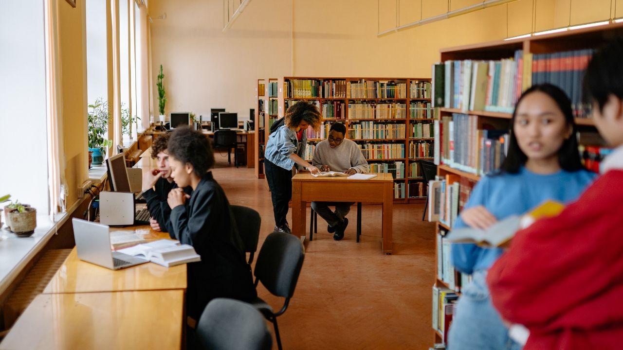 Mahasiswa Dan Peran Dosen Dalam Membangun Budaya Akademik