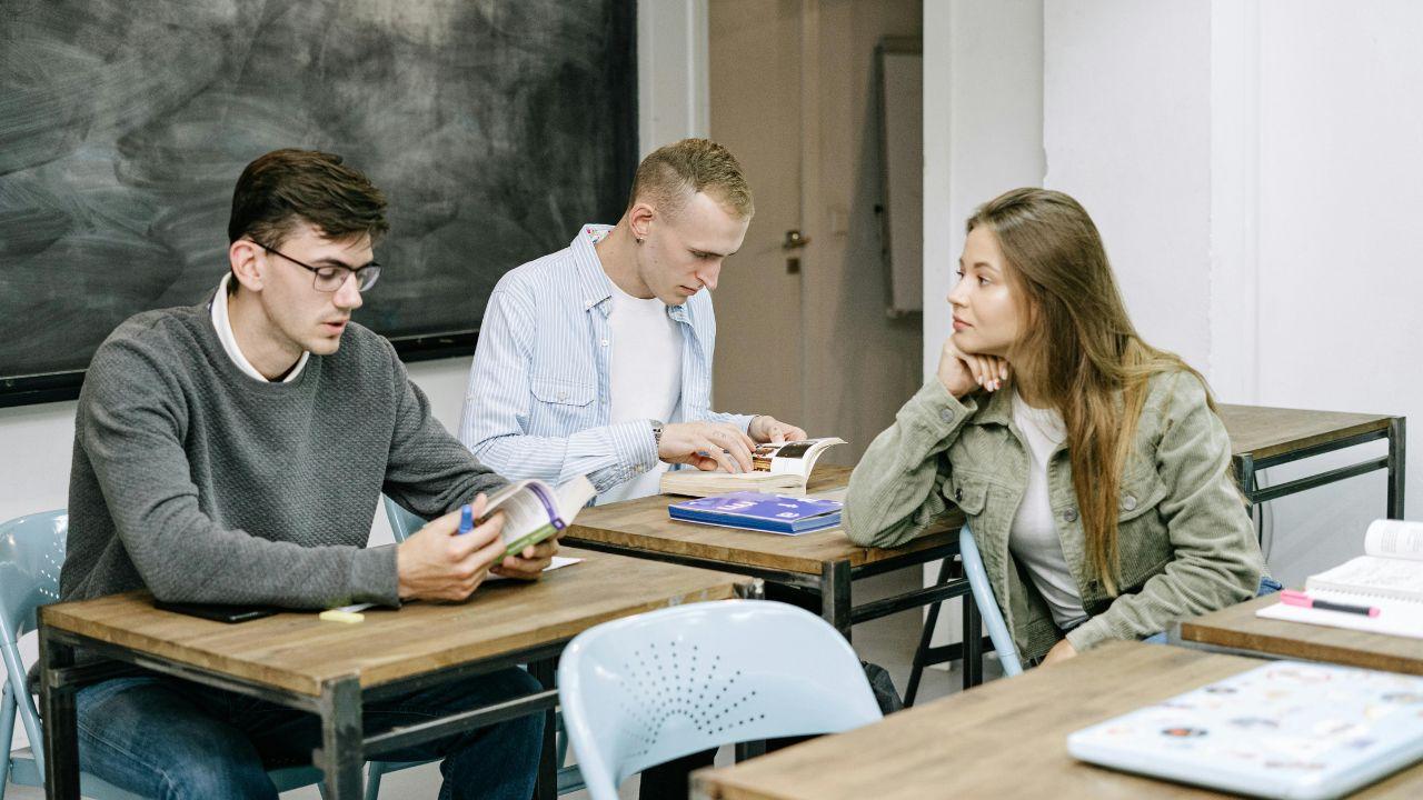 Mahasiswa Dan Peran Kampus Dalam Menyiapkan Dunia Kerja