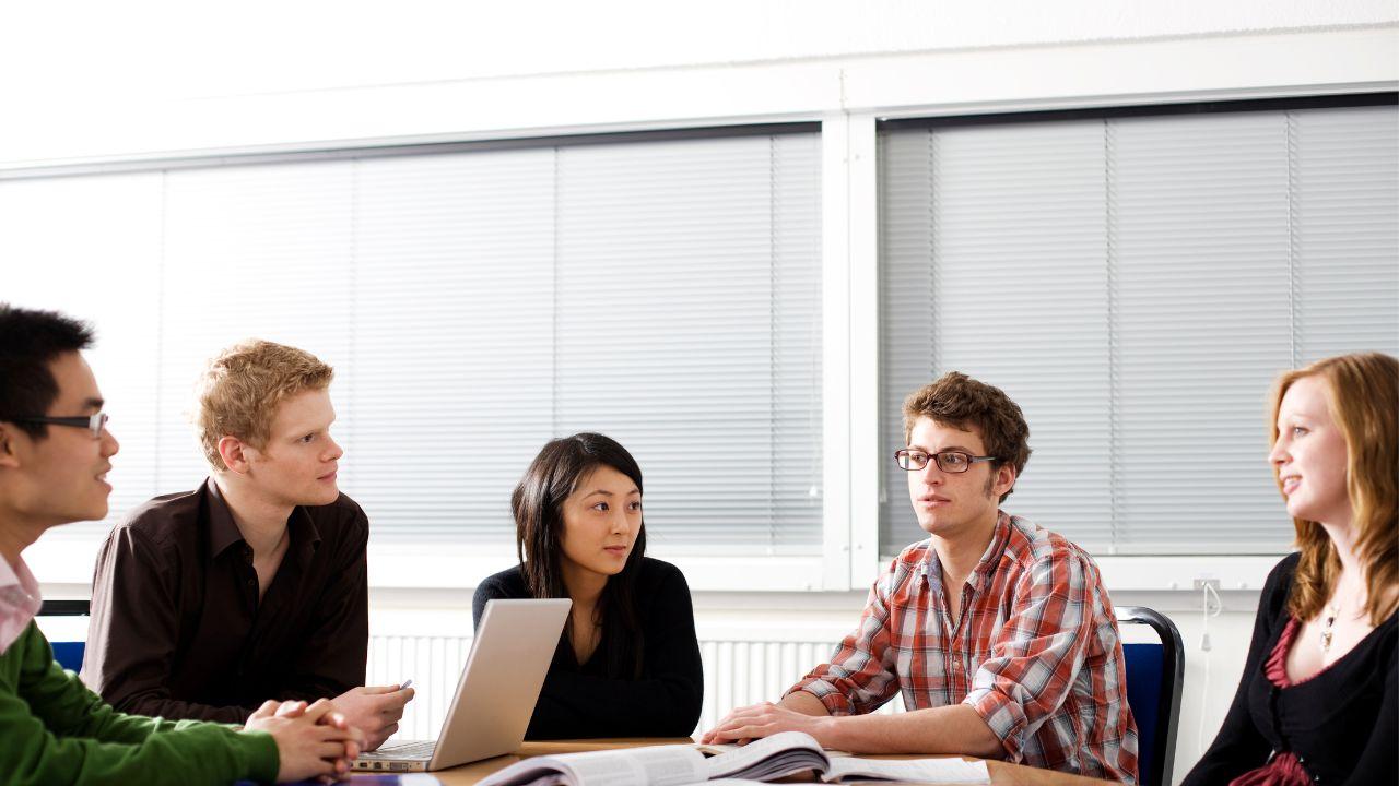 Mahasiswa Dan Strategi Meningkatkan Kemandirian Dalam Studi