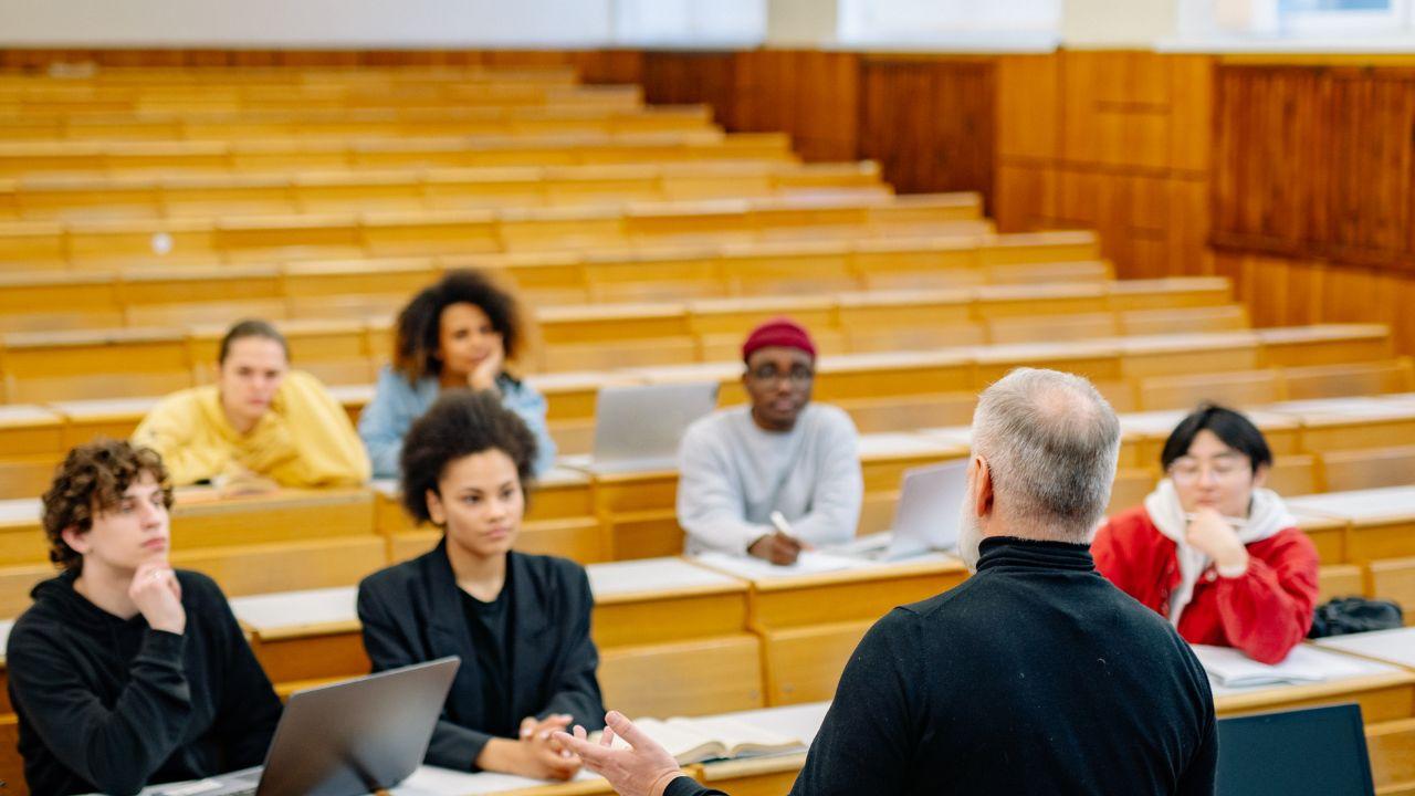 Universitas Dan Tanggung Jawab Sosial: Membentuk Mahasiswa Yang Inklusif Dan Berdaya Saing