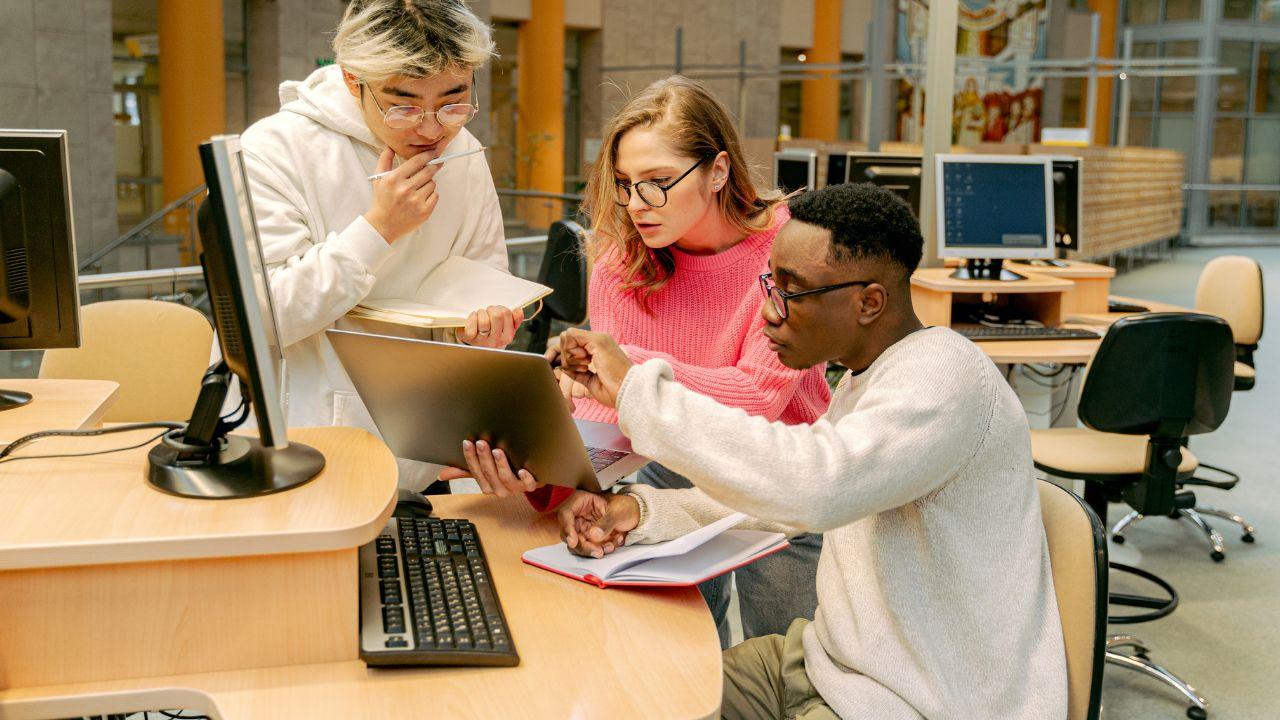 Membangun Universitas Inklusif Untuk Mendukung Keberhasilan Mahasiswa