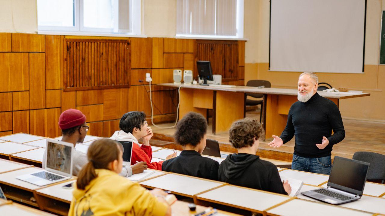 Mahasiswa Dan Ritme Hidup: Menyeimbangkan Tugas, Teman, Dan Kesehatan