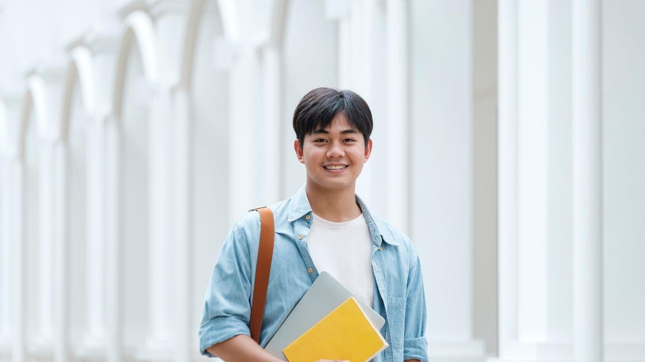 Mahasiswa Kreatif: Mengasah Akademik Dan Karakter Di Era Modern