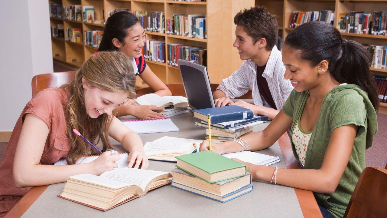 Menata Masa Depan Dari Bangku Kuliah: Strategi Mahasiswa Menghadapi Tantangan Akademik Dan Sosial