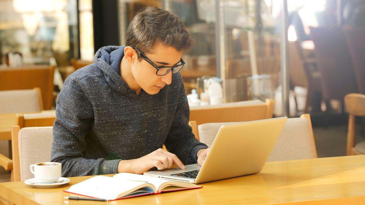 Menguatkan Identitas Mahasiswa: Sinergi Akademik, Karakter, Dan Kepedulian Sosial