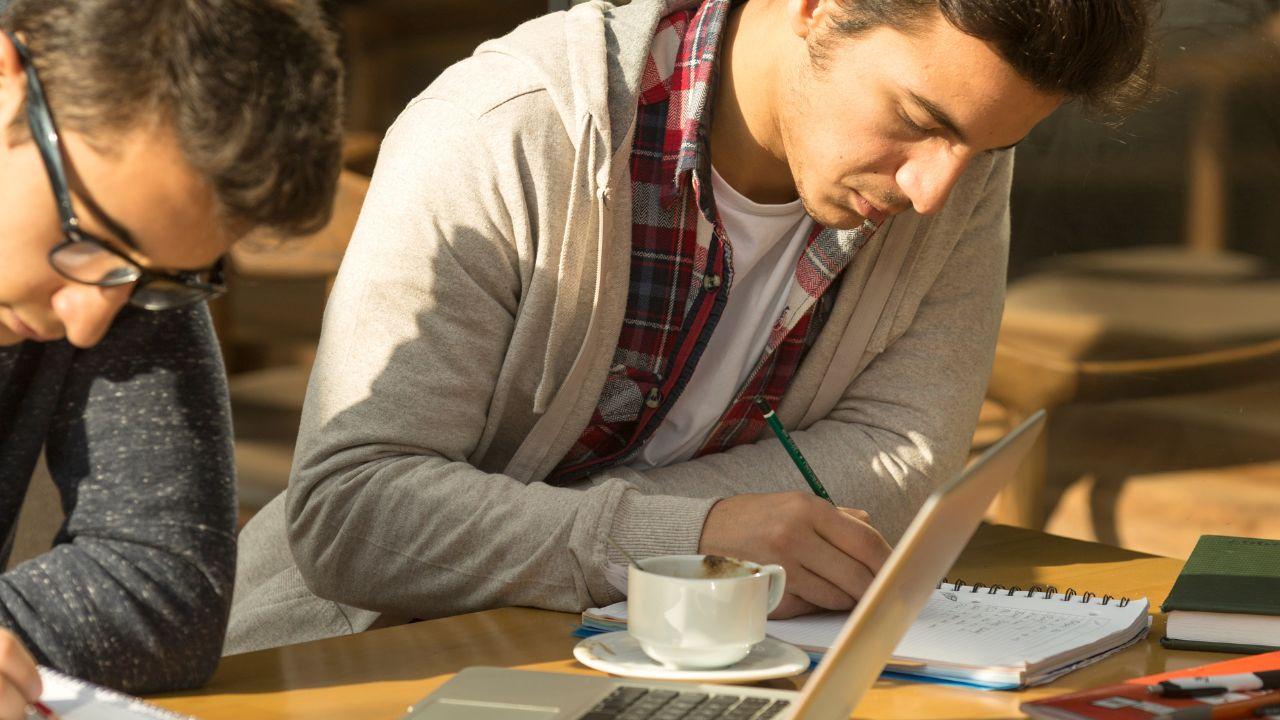 Menjadi Mahasiswa Tangguh: Strategi Bertahan Dan Berkembang Di Tengah Tantangan Akademik