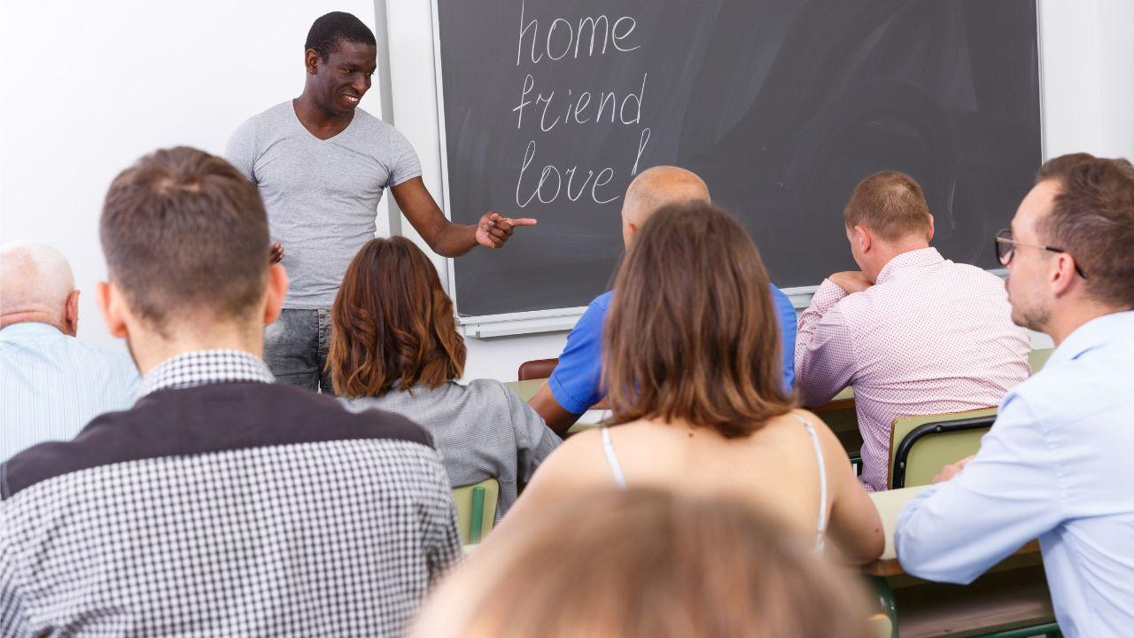 Kehidupan Mahasiswa Di Universitas Indonesia: Tantangan, Pergaulan, Dan Kesehatan