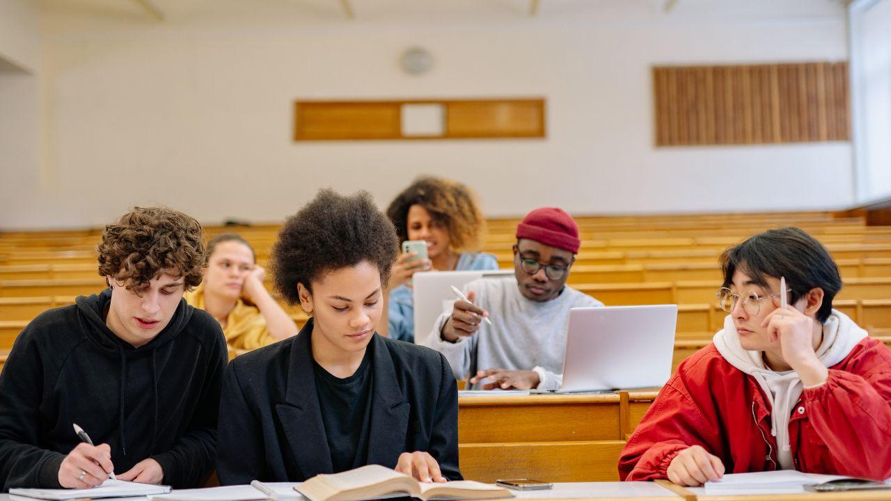 Mahasiswa Dan Strategi Menjalani Kehidupan Kampus Secara Seimbang