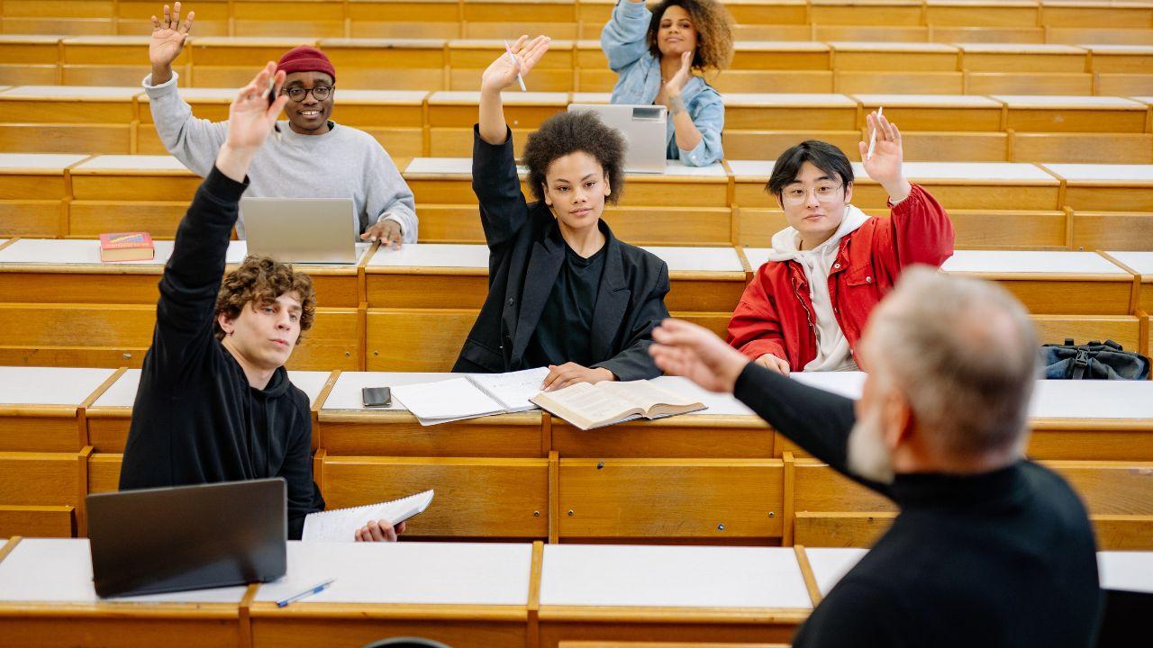 Mahasiswa Di Persimpangan Akademik Dan Realitas Sosial Kampus