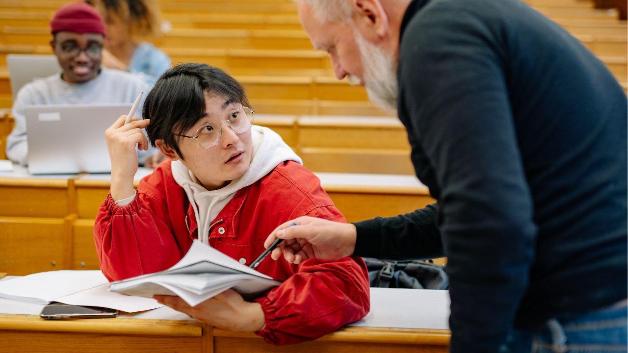 Mengelola Waktu Dan Peran Mahasiswa Dalam Kehidupan Kampus
