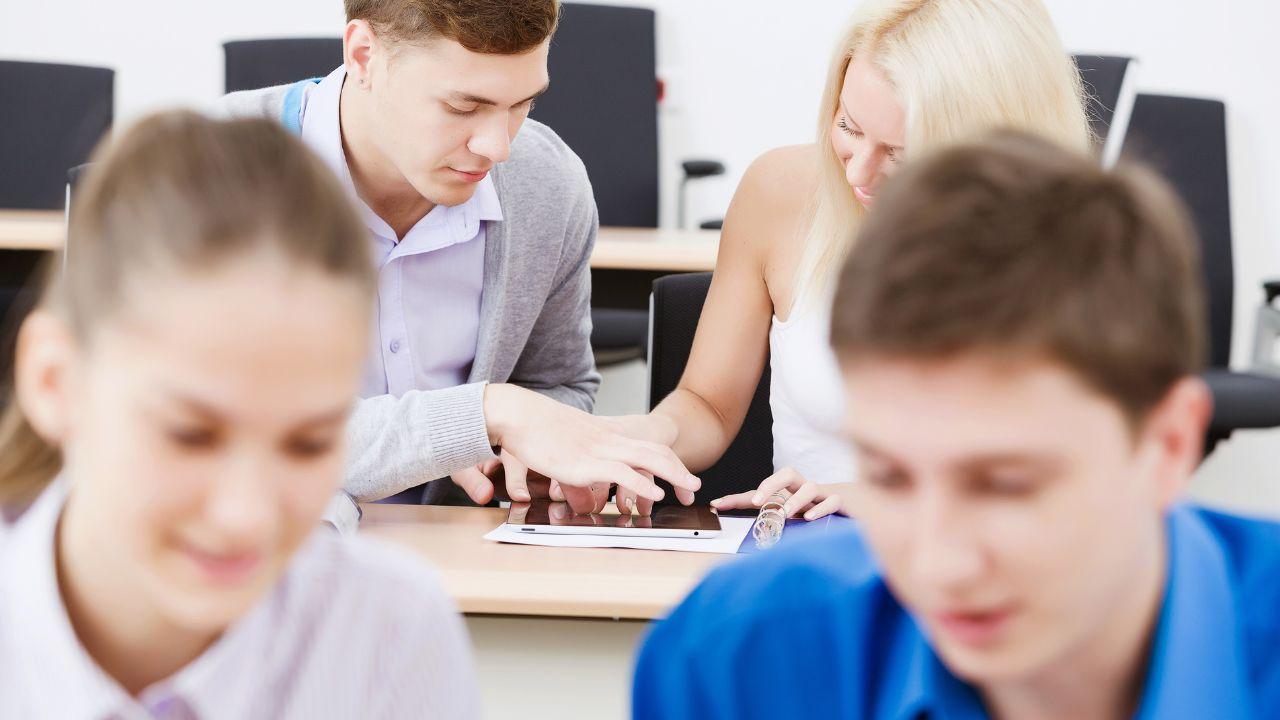 Belajar Bertahan Dan Berkembang: Realitas Kehidupan Mahasiswa Di Indonesia