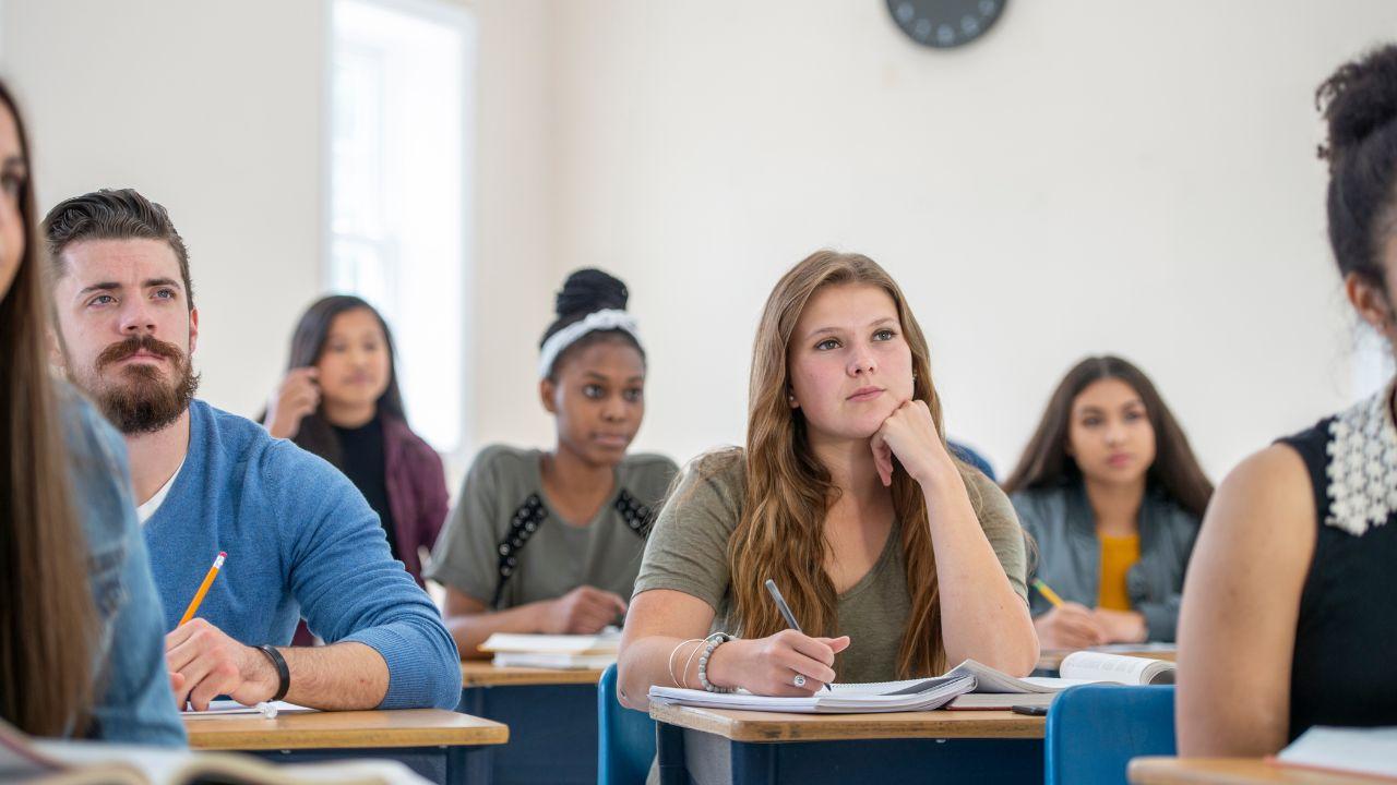 Kehidupan Mahasiswa Indonesia: Menavigasi Akademik, Sosial, Dan Kesehatan