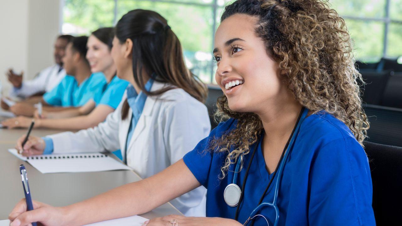 Mahasiswa Indonesia: Mengelola Akademik, Sosial, Dan Kesehatan Dalam Satu Waktu