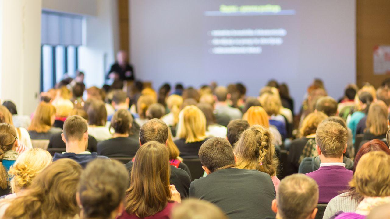 Antara Kuliah Dan Karier: Dilema Mahasiswa Indonesia Mempersiapkan Masa Depan