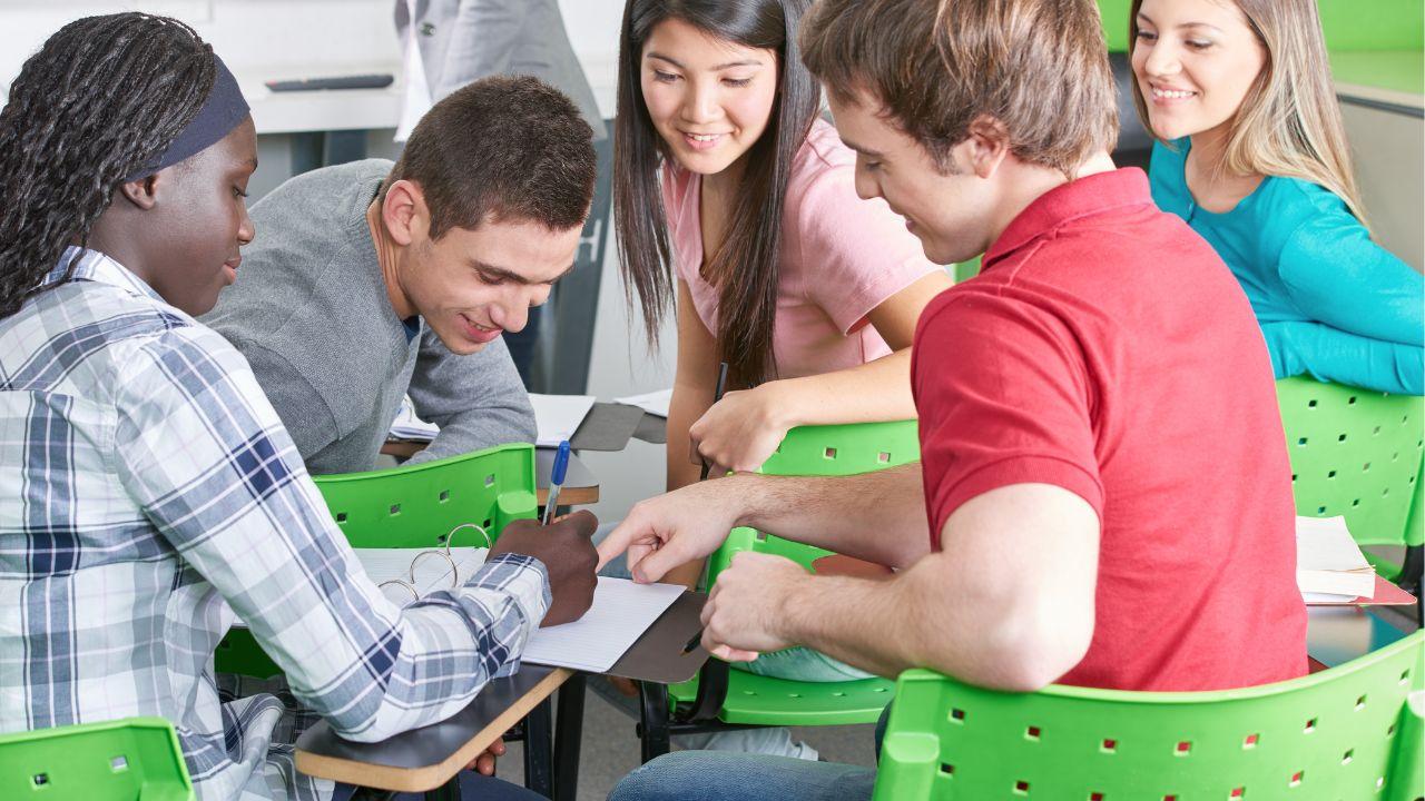 Hidup Mandiri Di Bangku Kuliah: Tantangan Sosial Dan Kesehatan Mahasiswa Indonesia