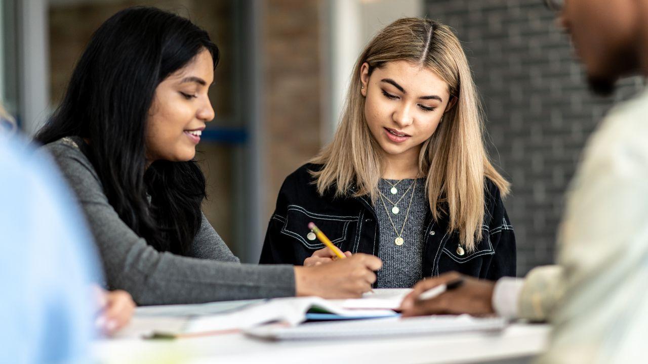 Mahasiswa Dan Pendidikan Tinggi Di Indonesia: Pilar Intelektual Dan Sosial Bangsa