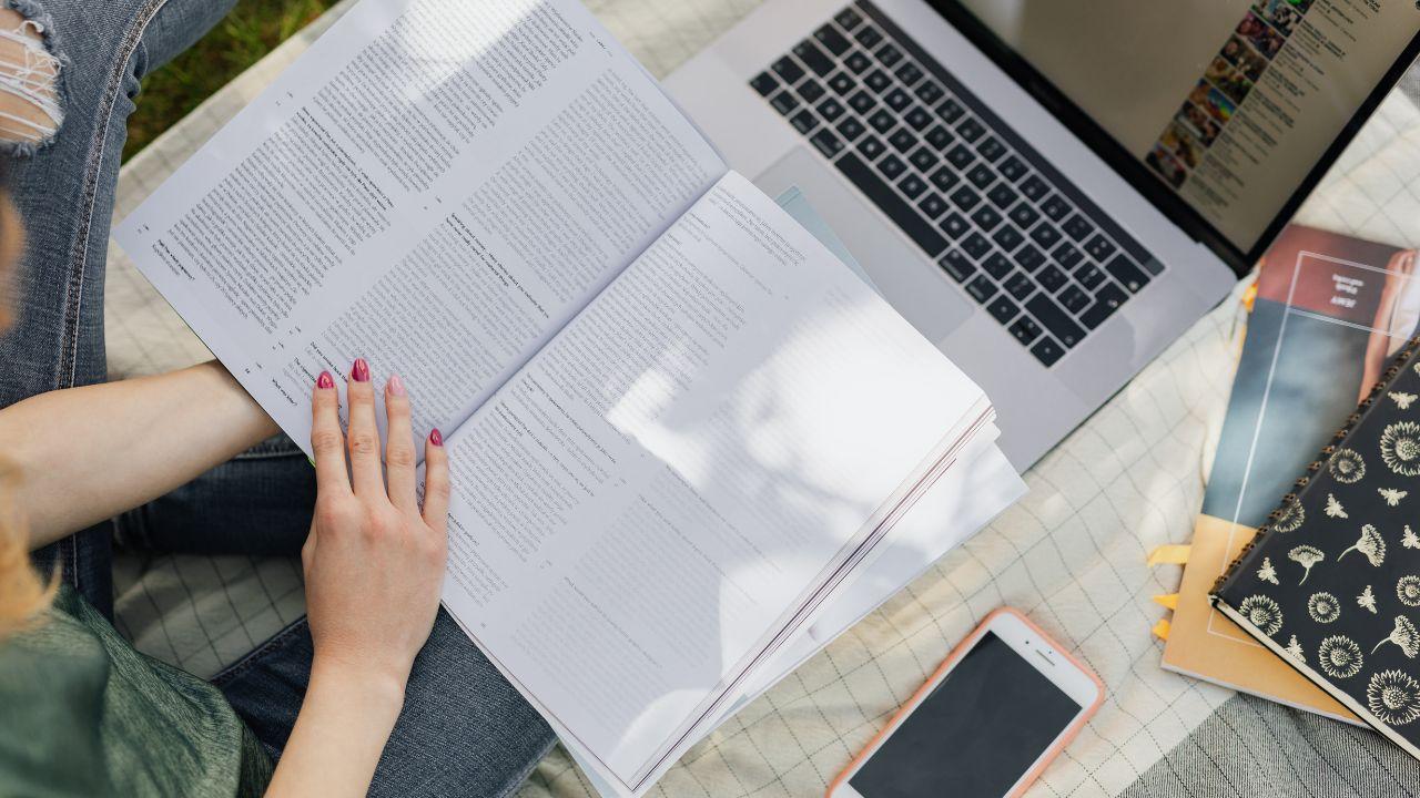 Kehidupan Mahasiswa Dan Budaya Kampus Di Indonesia: Membangun Karakter Melalui Pendidikan Dan Interaksi Sosial