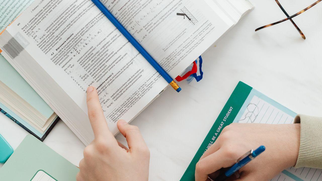 Mahasiswa Dan Keseimbangan Kehidupan Kampus: Tantangan Akademik Dan Sosial