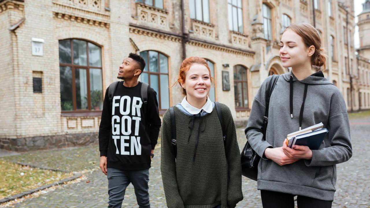 Masa Kuliah Sebagai Proses Pendewasaan: Akademik, Nilai Hidup, Dan Kesehatan Mahasiswa