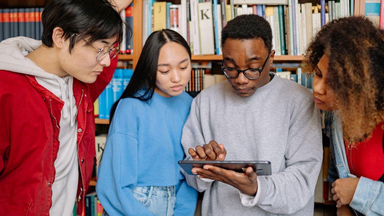 Mahasiswa Dan Inovasi Kreatif: Membangun Prestasi Akademik Dan Jejaring Sosial