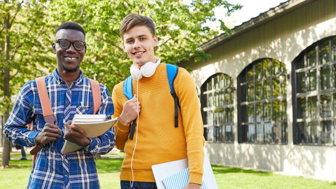 Peran Teman Sebaya Dalam Kehidupan Mahasiswa: Antara Dukungan Dan Tekanan Sosial