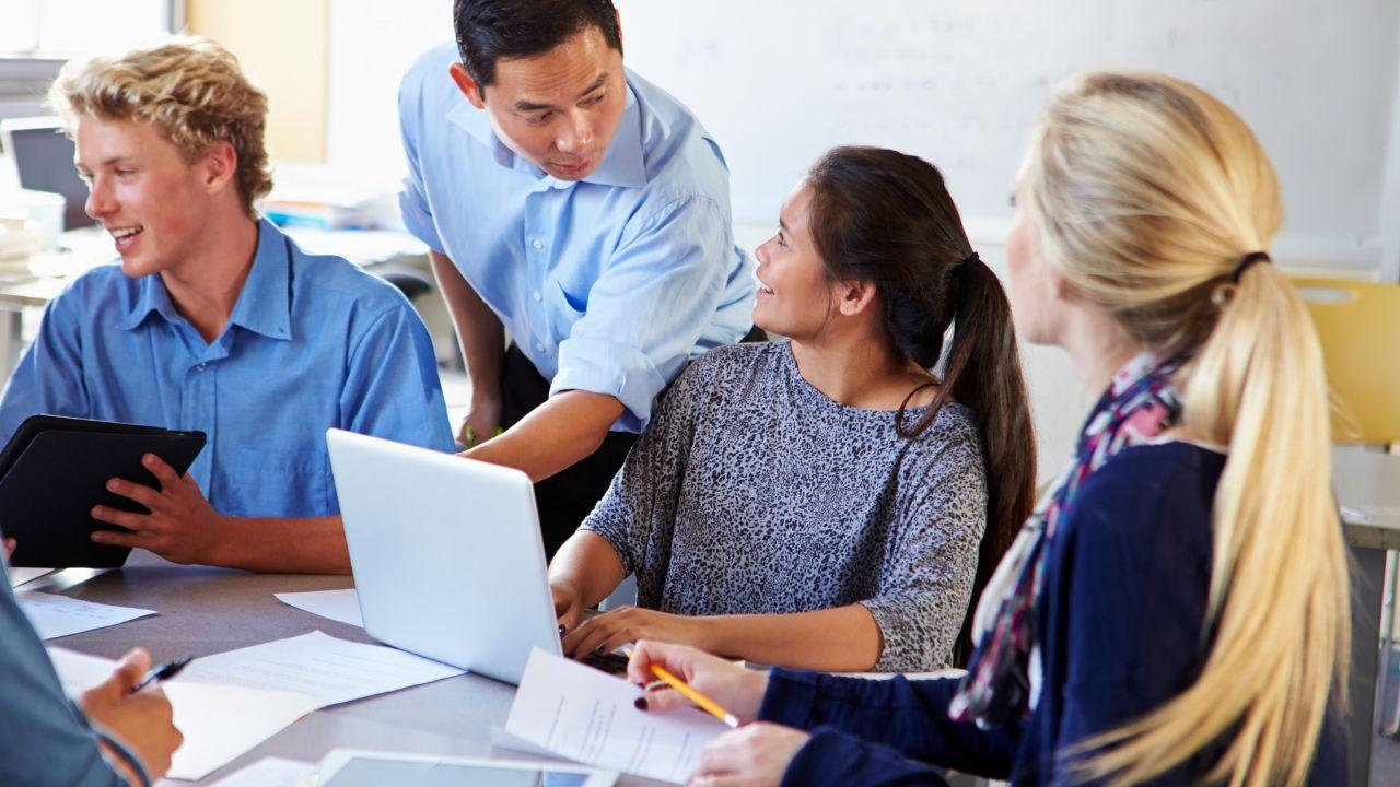 Media Sosial Dan Identitas Mahasiswa: Antara Ekspresi Diri Dan Tekanan Sosial