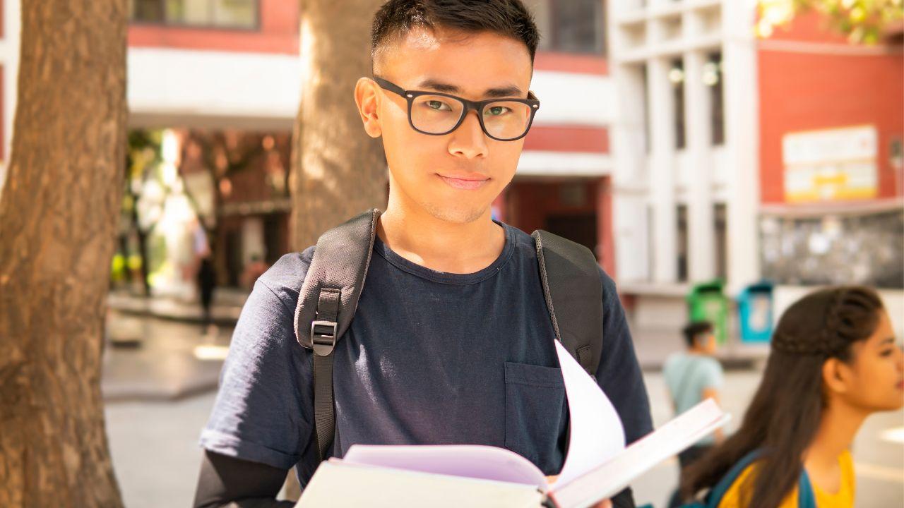 Mahasiswa Tingkat Akhir: Antara Tekanan Akademik Dan Ketahanan Mental