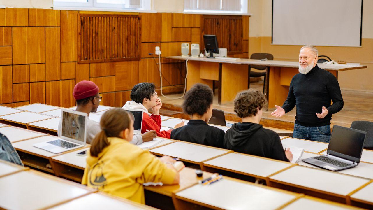 Mahasiswa Di Era Perubahan: Tantangan Kurikulum Dan Pembentukan Karakter Di Perguruan Tinggi Indonesia