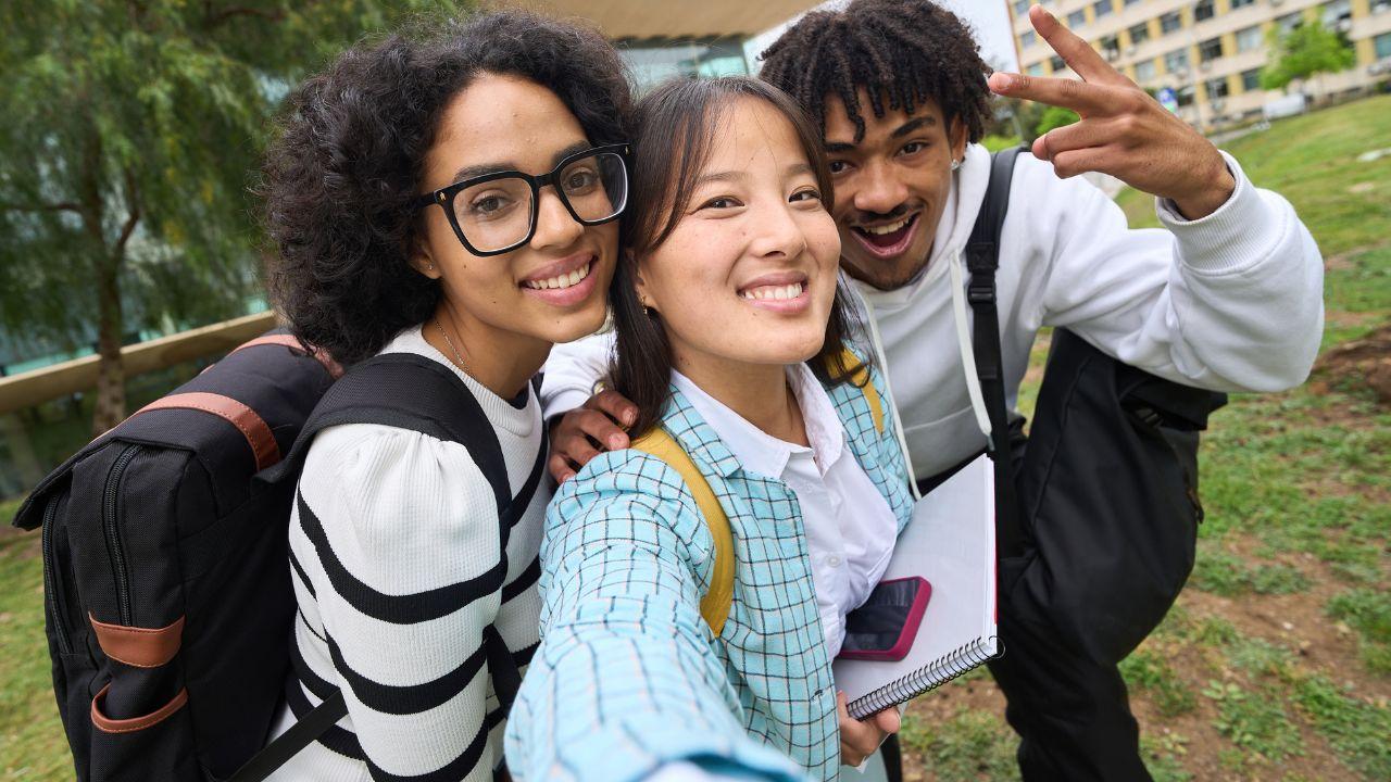 Mahasiswa Di Tengah Dinamika Pendidikan Tinggi Indonesia: Tantangan Kurikulum Dan Pembentukan Karakter