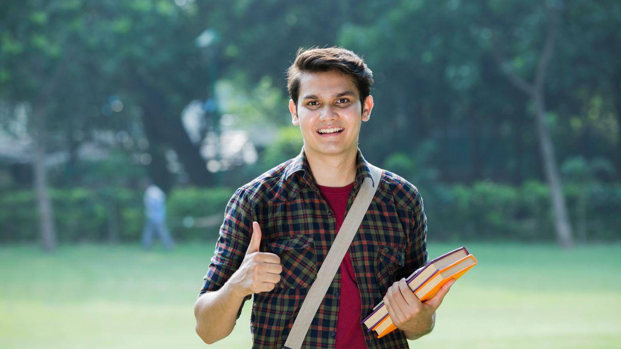 Mahasiswa Dan Pengabdian Masyarakat: Belajar Memberi Makna Di Luar Kampus