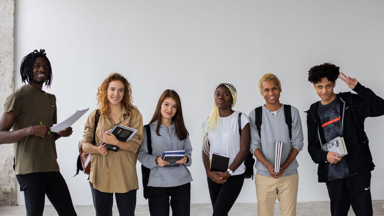 Peran Dosen Dalam Membimbing Dan Membentuk Pola Pikir Mahasiswa