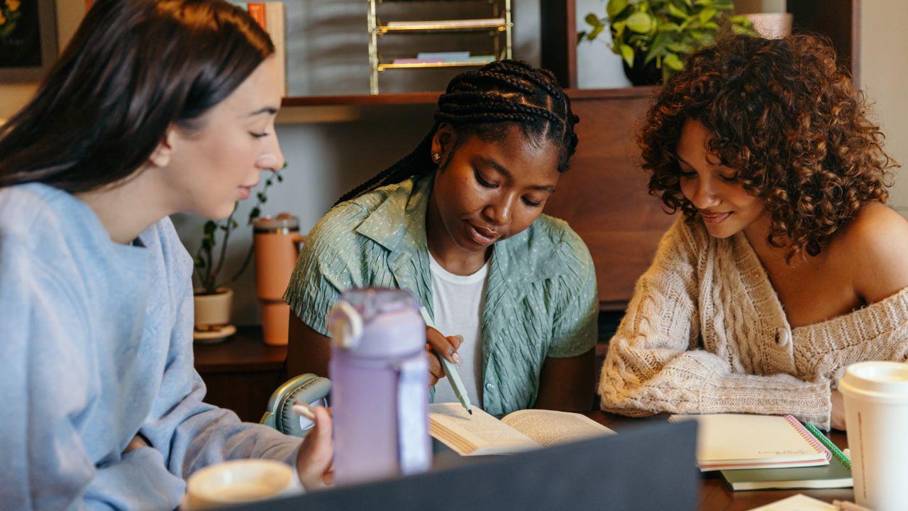 Kehidupan Mahasiswa Pasca Kelulusan: Transisi Dari Dunia Kampus Ke Dunia Nyata