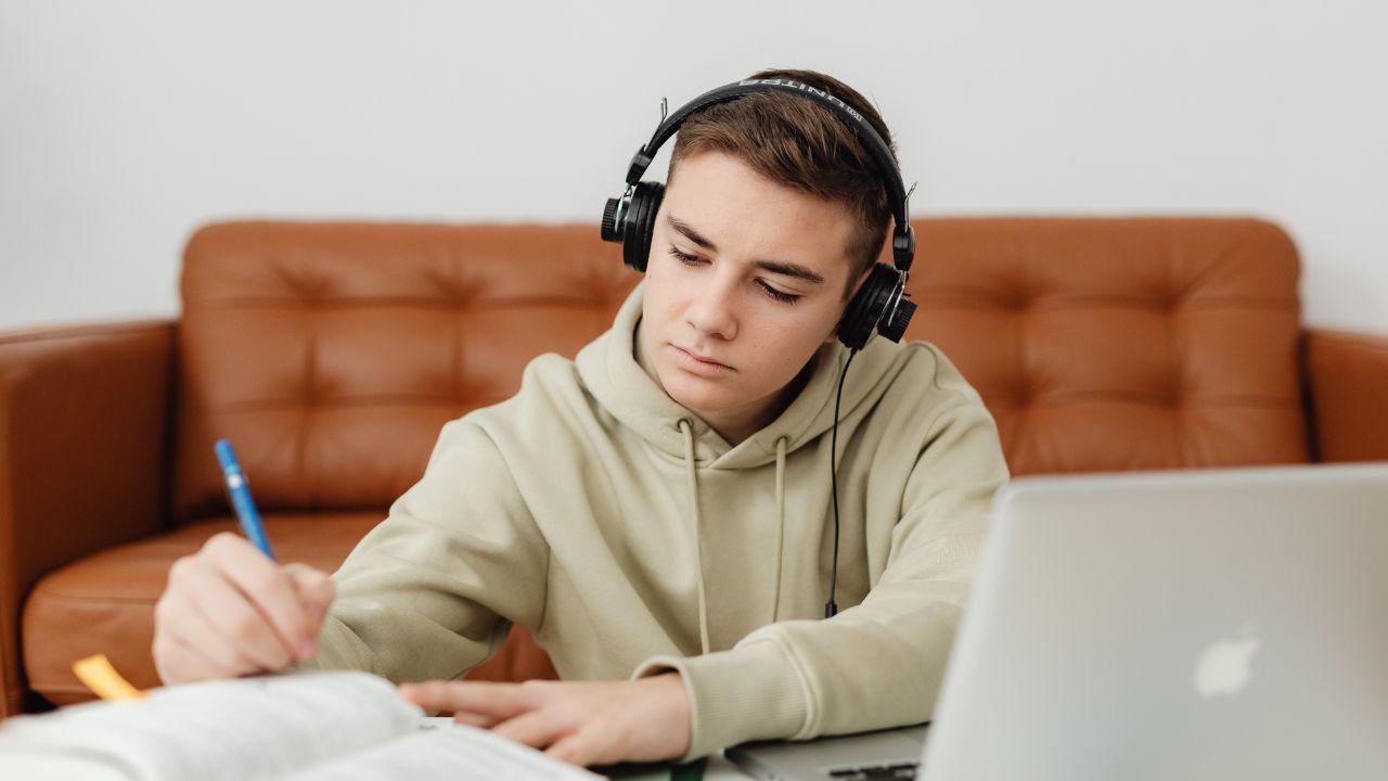 Mahasiswa Dan Dunia Kampus Indonesia: Perjalanan Pendidikan, Sosial, Dan Kedewasaan