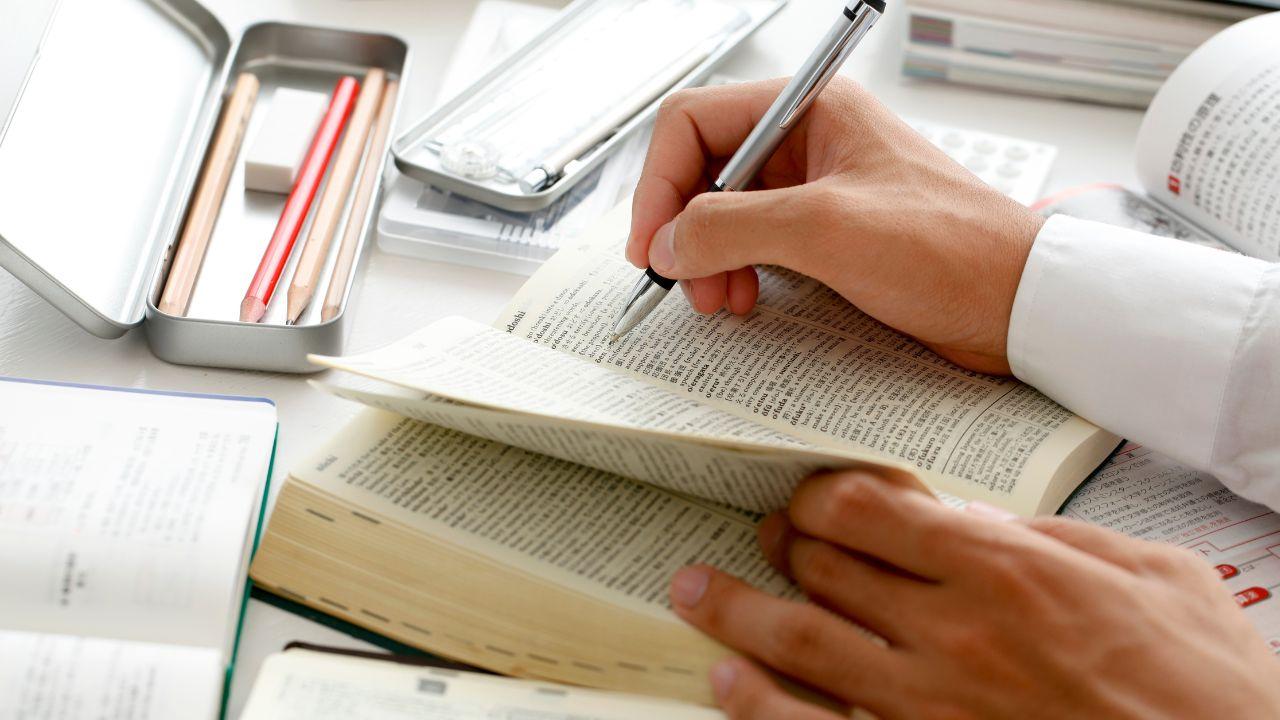 Dinamika Akademik Mahasiswa Indonesia Di Tengah Tuntutan Prestasi Dan Adaptasi