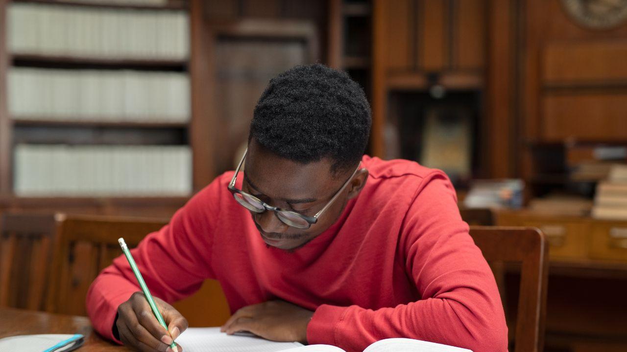 Mahasiswa Indonesia Di Era Digital: Antara Kemudahan Akses Dan Tantangan Akademik