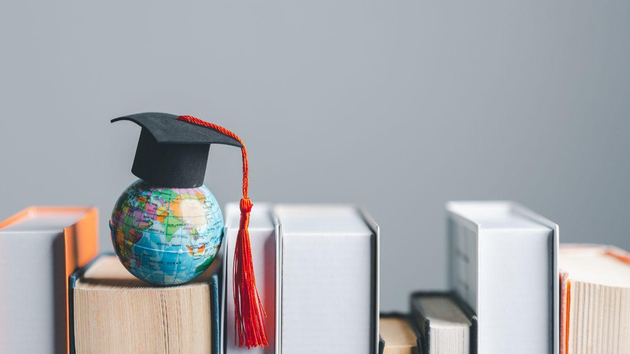 Kehidupan Mahasiswa Indonesia Dalam Menghadapi Tekanan Akademik