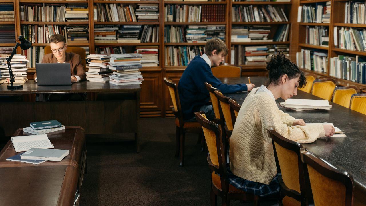 Kehidupan Mahasiswa Indonesia Sebagai Cerminan Dunia Pendidikan Tinggi