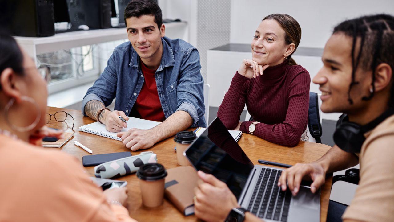 Peran Beasiswa Dalam Mendukung Akses Pendidikan Mahasiswa Di Indonesia